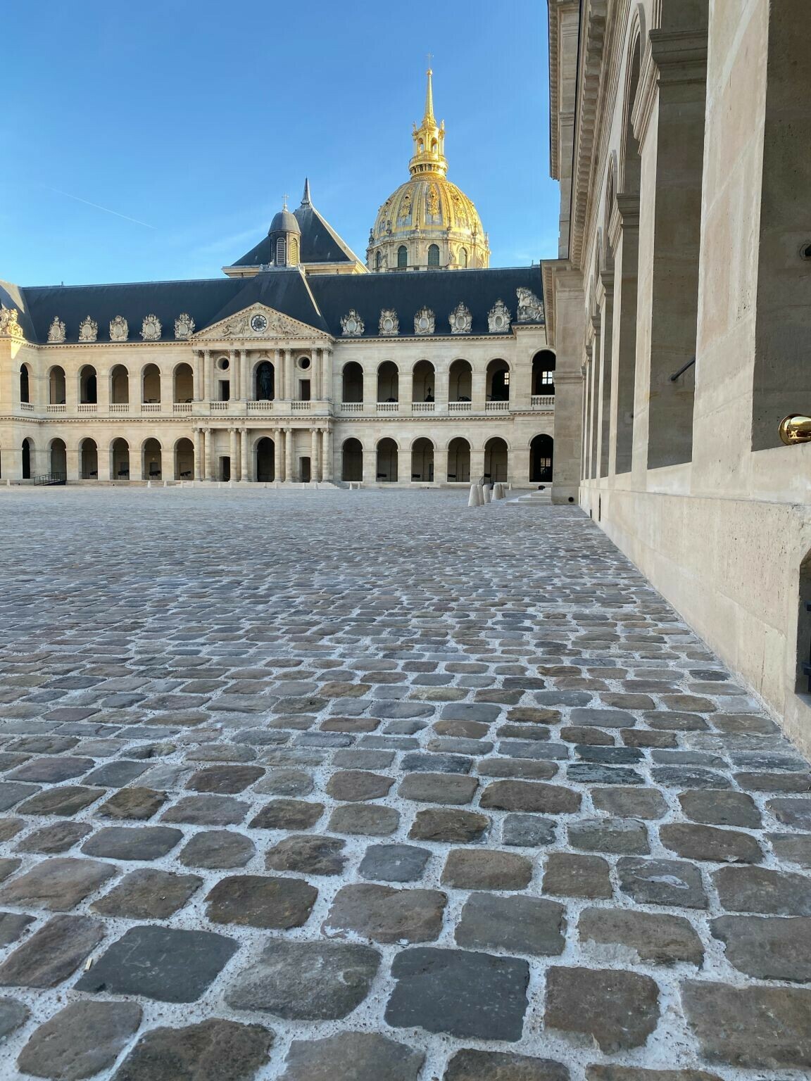 La cour d'honneur des Invalides rénovée, vue depuis l'angle nord-ouest